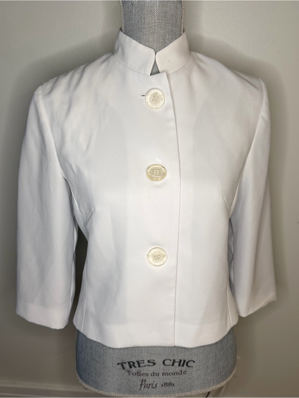 Walter Cropped White Mandarin Collar Women's Jacket, size 6